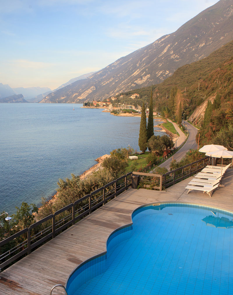 Piscina vista lago al Piccolo Hotel di Malcesine
