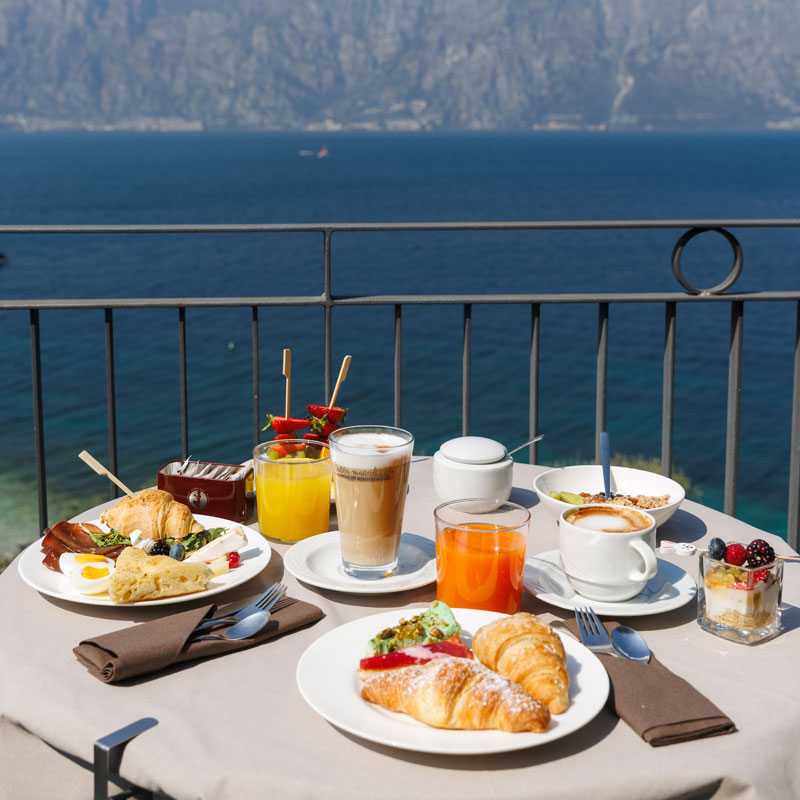 Colazione vista lago al Piccolo Hotel di Malcesine