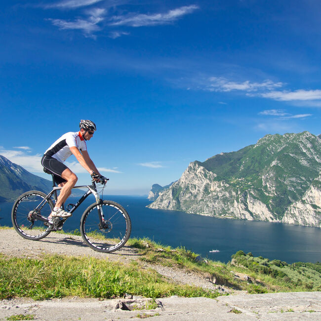 In bici tra lago e montagna