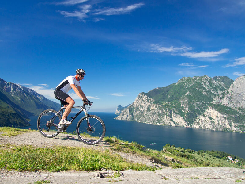 In bici tra lago e montagna