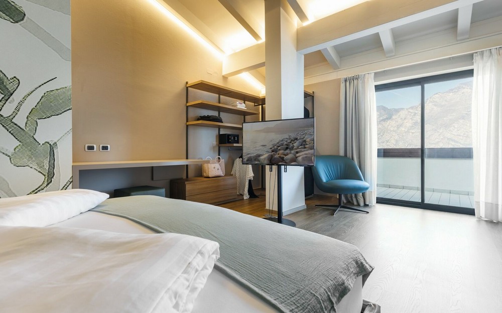 Camera Deluxe | Comfort contemporaneo con vista lago.