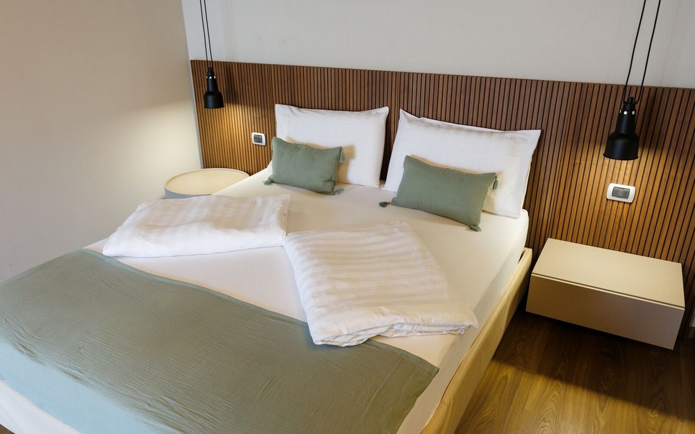 Camera Deluxe | Comfort contemporaneo con vista lago.