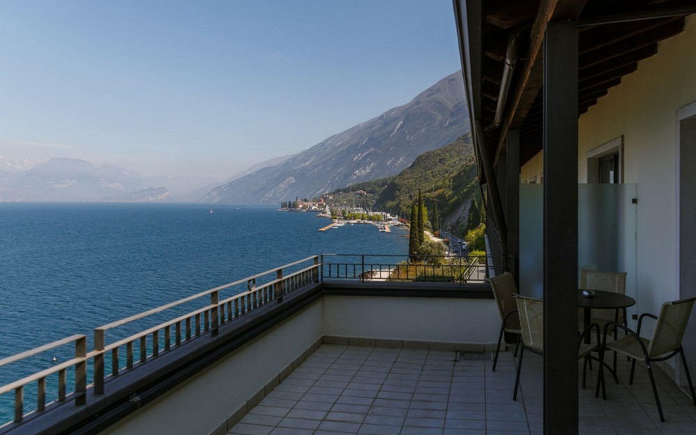 Family Room | Ampi spazi e terrazza vista lago per tutta la famiglia.
